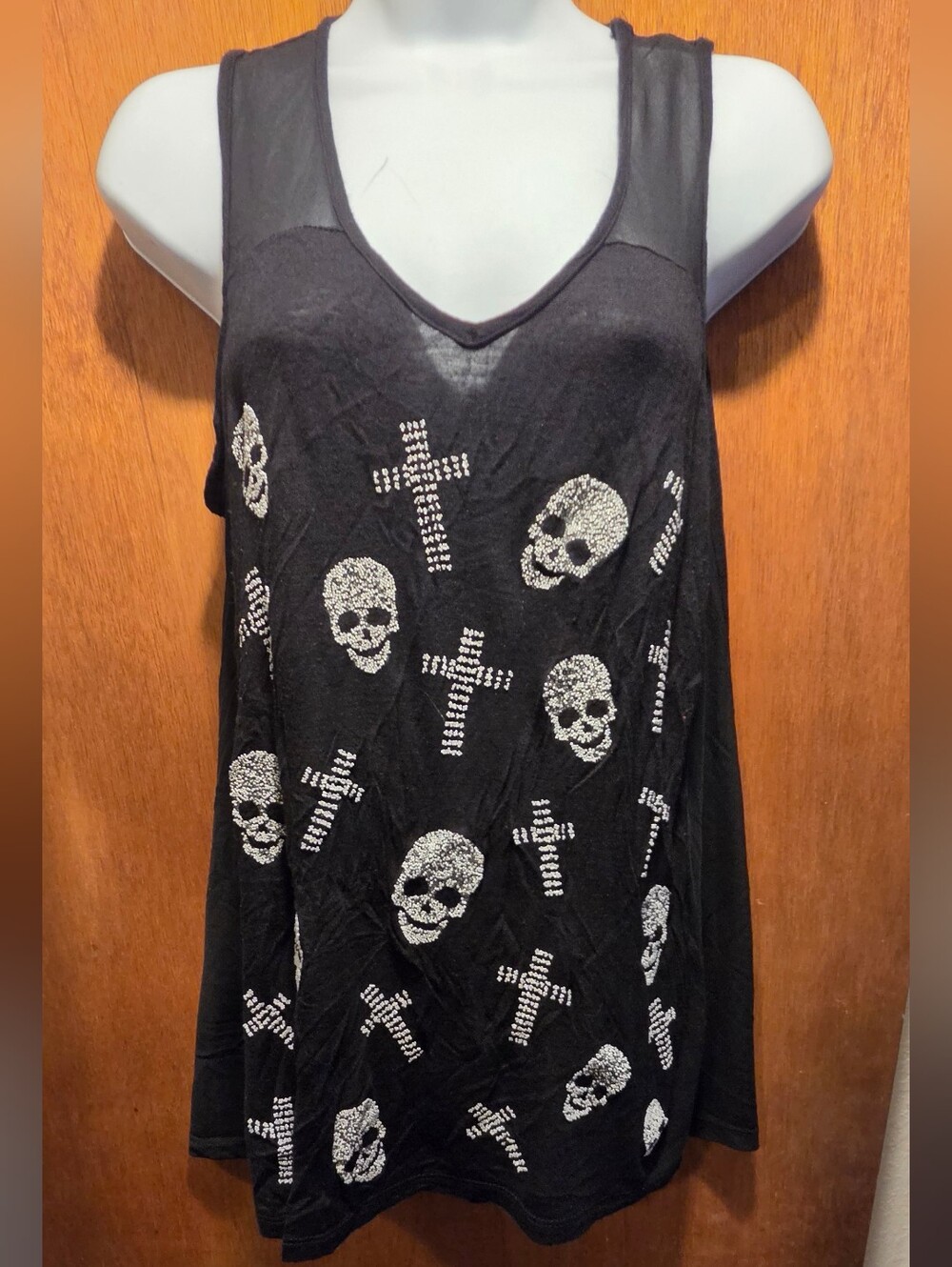 ISSI Black Tank Top White Skull & Cross Details SzM